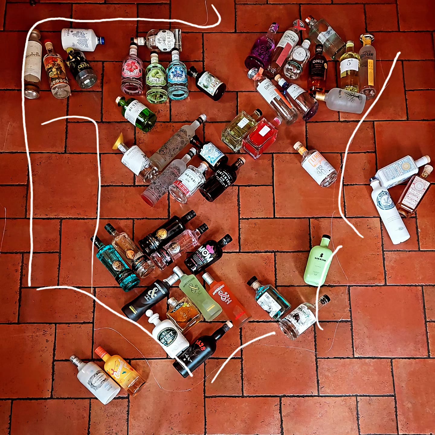 Bottiglie di gin tonic sulla mappa spagnola